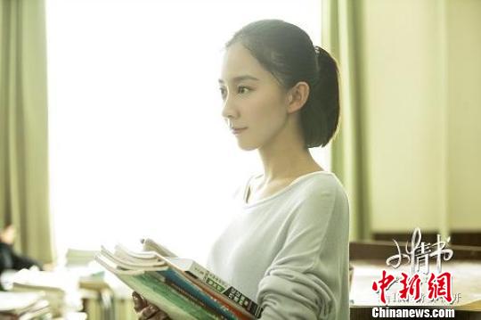 何潔獻唱電影《小情書》真實高考青春故事引共鳴