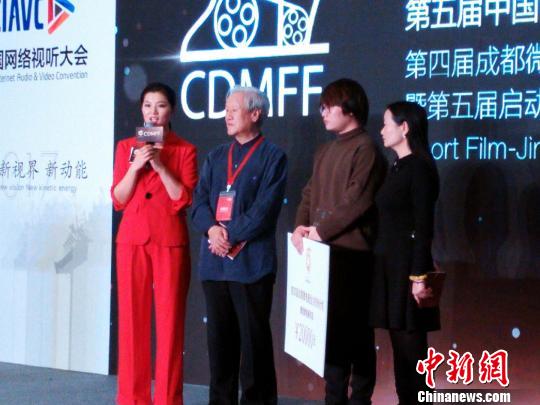 “2017網絡視聽年度盛典·咪咕之夜”紅毯秀上,本屆成都微電影金沙扶持計劃部分獲獎團隊,依次亮相紅毯,盡顯青年一代創業團隊青春昂揚的風采。 鐘欣 攝