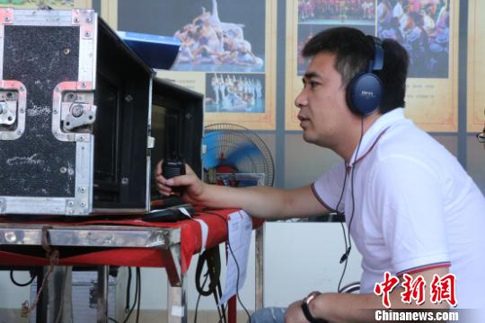 導(dǎo)演張忠現(xiàn)場執(zhí)導(dǎo)中。 鐘欣 攝