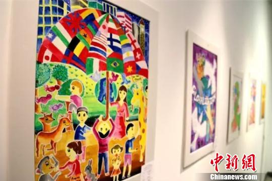 絲路國(guó)家青少年執(zhí)筆共畫(huà)“和平·友誼·地球村”