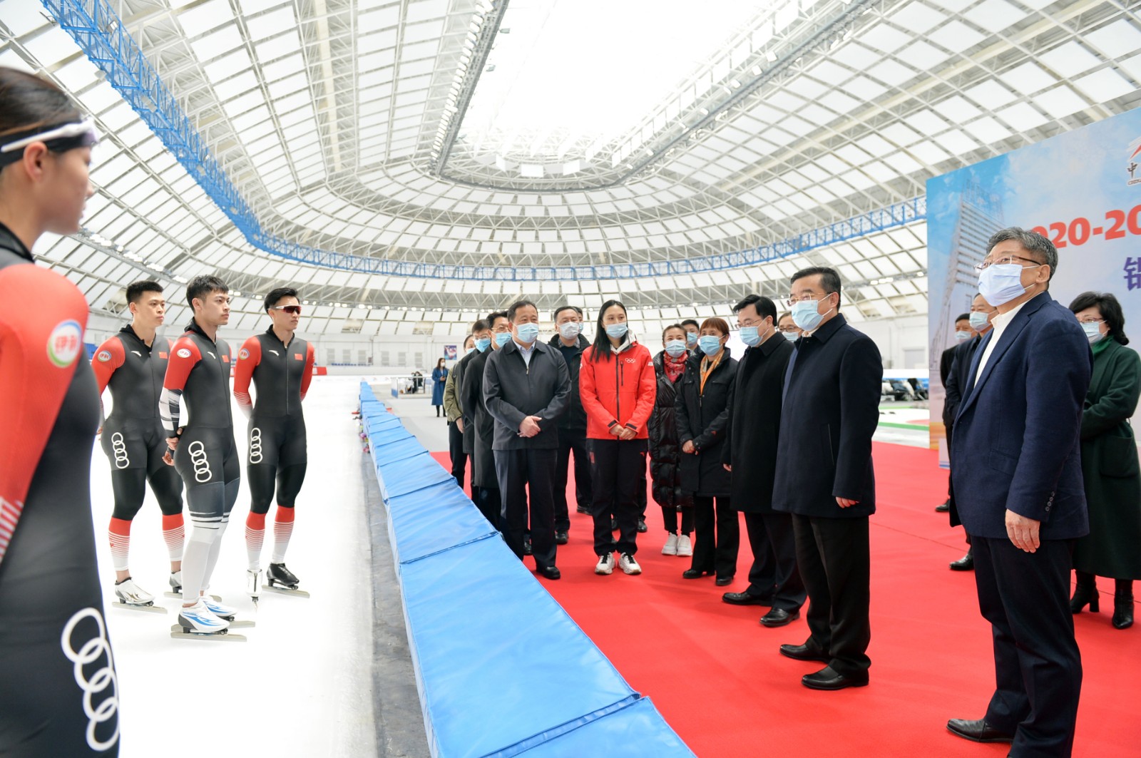 1,在省冰上訓練中心速滑館,張慶偉、胡昌升與速度滑冰國家隊運動員、教練員親切交流。.JPG 1,在省冰上訓練中心速滑館,張慶偉、胡昌升與速度滑冰國家隊運動員、教練員親切交流。.JPG