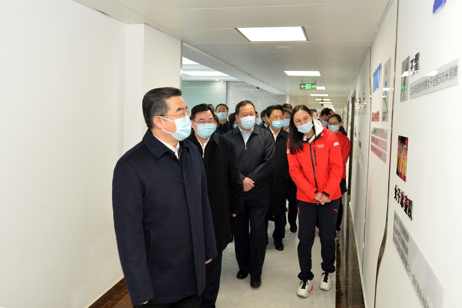 3,張慶偉、胡昌升觀看體育史圖片展。.JPG 3,張慶偉、胡昌升觀看體育史圖片展。.JPG