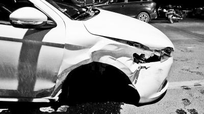 鄭州無牌新車連撞兩車 車主事發后離開現場