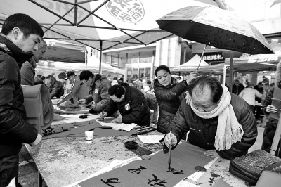 書(shū)法高手瑞雪中義務(wù)寫(xiě)春聯(lián)送祝福