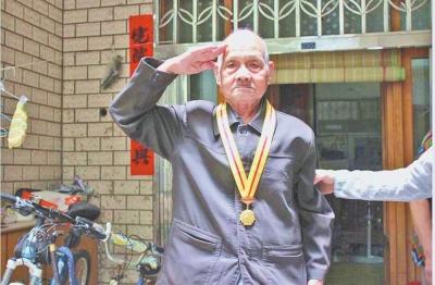 中國抗日戰爭紀念日前夕 慰問抗戰老兵憶崢嶸