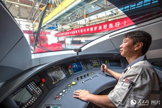 復(fù)興號司機(jī)整裝待發(fā)。(人民網(wǎng)記者 史家民 攝)