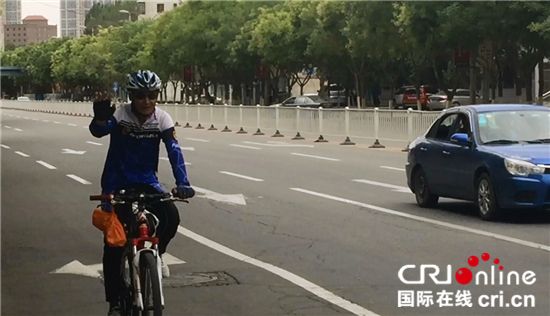 圖片默認標題_fororder_03新疆庫爾勒街頭騎車的老人_副本1