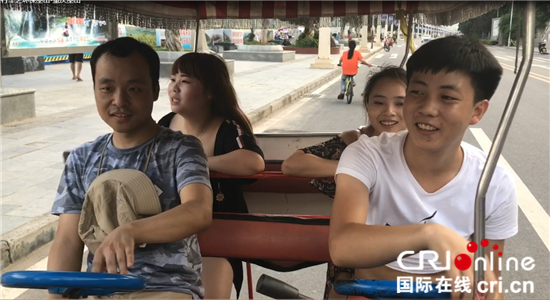 圖片默認標題_fororder_06重慶街頭騎多座自行車的年輕人_副本1