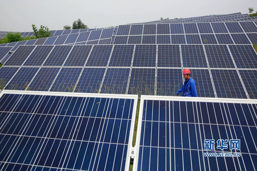 【航拍】河南寶豐山區(qū)引進百兆瓦光伏發(fā)電項目 【航拍】河南寶豐山區(qū)引進百兆瓦光伏發(fā)電項目