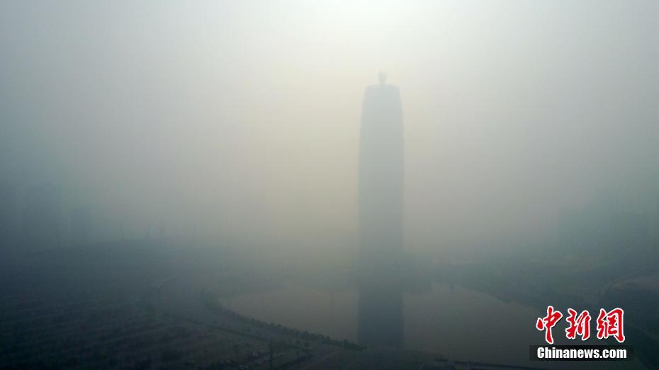 鄭州遭遇重度霧霾 城市地標紛紛“隱身” 鄭州遭遇重度霧霾 城市地標紛紛“隱身”