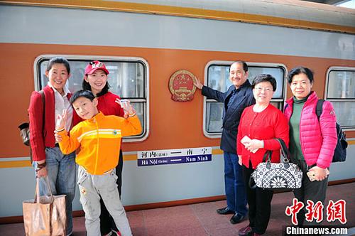 圖為中國出境游客在掛有中國國徽的車廂前合影留念。<a target='_blank' _fcksavedurl='http://www.chinanews.com/'><p class=