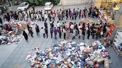 體育館北側的臨時取件點,天黑了,隊伍卻越來越長。