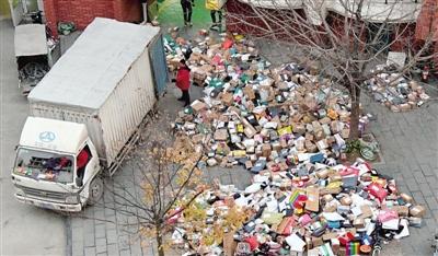 庫房裝不下,入庫來不及,很多快遞只能臨時堆到樓前的空地上。