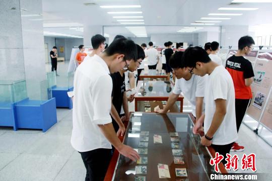 “紅色連環(huán)畫(huà)巡展走進(jìn)高校”首場(chǎng)在武漢科技大學(xué)舉行