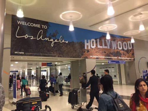 中國僑網(wǎng)一名25歲的四川游客日前入境洛杉磯國際機(jī)場時被關(guān)進(jìn)小黑屋,且被遣返回中國。律師表示,赴美的親屬邀請信和停留時間都要合情合理,才能被放行進(jìn)入美國。(美國《世界日報》/讀者提供)