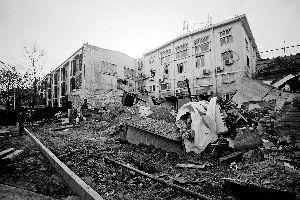 93號院內塌陷的大坑已經被水泥和沙土回填上。 張靜雅 攝