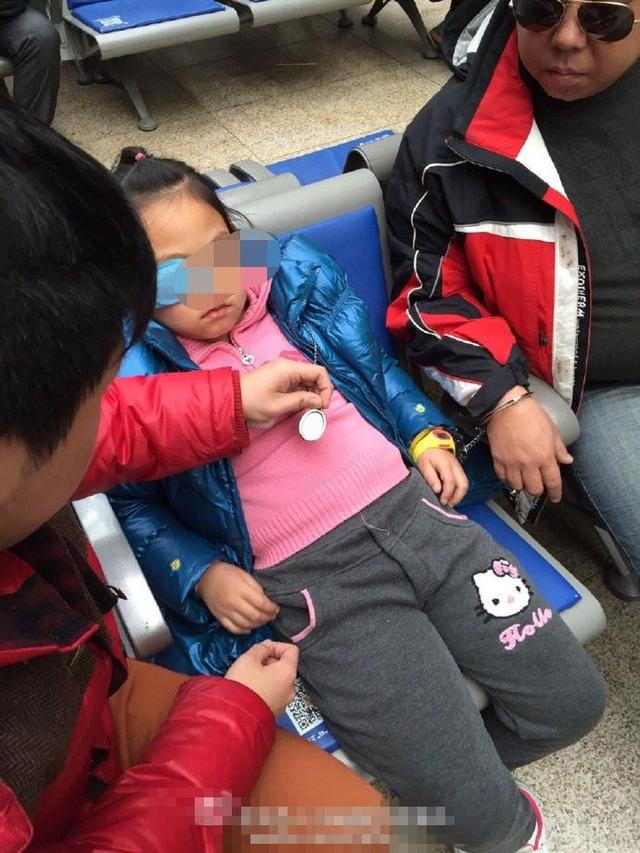 春運(yùn)火車站眾生相:父親銬住女兒乘車防丟失(組圖)