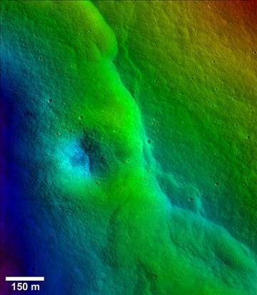 不只月球引力影響地球,科學家借由月球表面數(shù)千的裂縫推斷,地球引力似乎正對月球表面造成嚴重影響。(臺灣中時電子報)