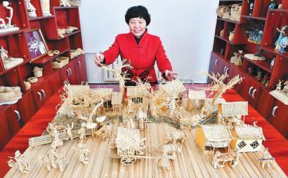 女老師耗時兩年 用蒲草編織《清明上河圖》(圖)
