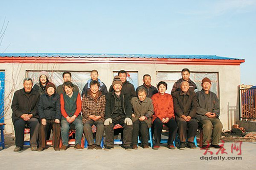 東北一對夫妻收養21位老人為6位老人辦喪事(圖)