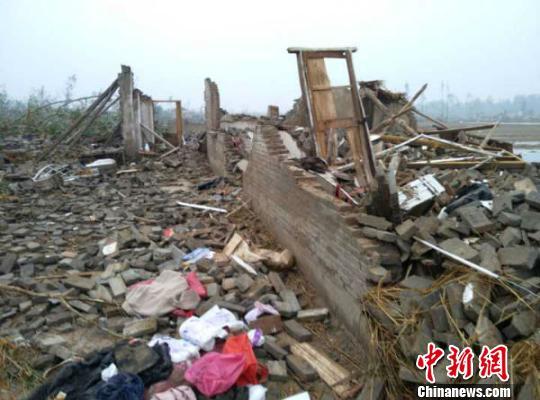 江蘇阜寧部分鄉鎮遭受龍卷風襲擊后一片狼藉。 谷華 攝