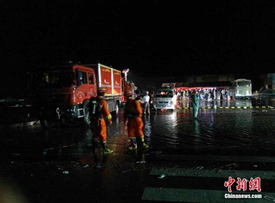 江蘇阜寧村民憶龍卷風:汽車拋河里 人爬出廢墟