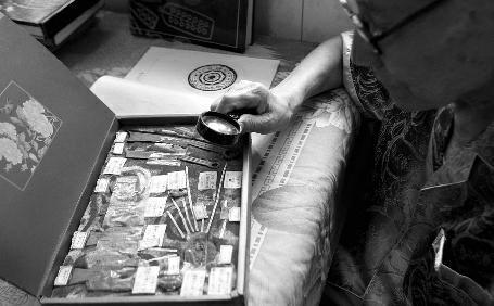 一位歷史老師,因教學(xué)需要,愛上古錢幣收藏。然而25年前,一南方人主動(dòng)上門求購,商定了價(jià)格卻沒有交易,后被警方“抄家”并處罰1000元。警方出具了暫存單據(jù)將數(shù)十枚銅鏡及七千多枚古錢幣收走。老人天天盼著心愛之物能夠返回,這一等就是25年。如今老人已88歲,身體不佳,做夢(mèng)都想再看一眼他畢生的心愛之物。