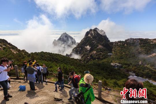黃山風景區:三萬余名游客飽覽云海佛光美景