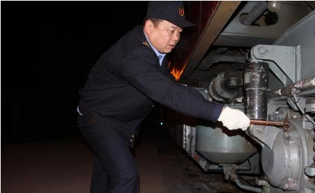 艾師傅認(rèn)真檢查機(jī)車走行部