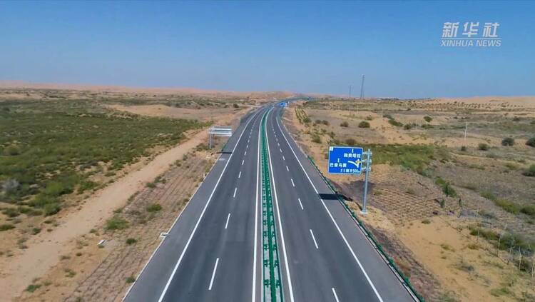 穿啥?穿沙!是橫穿沙漠的公路