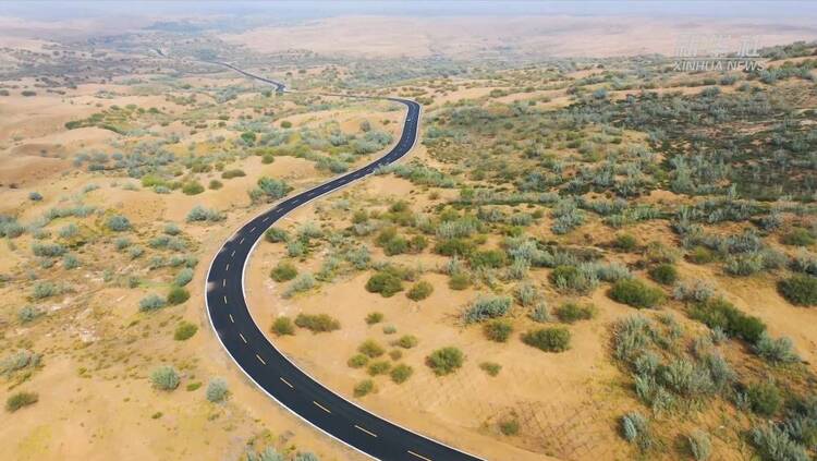 穿啥?穿沙!是橫穿沙漠的公路