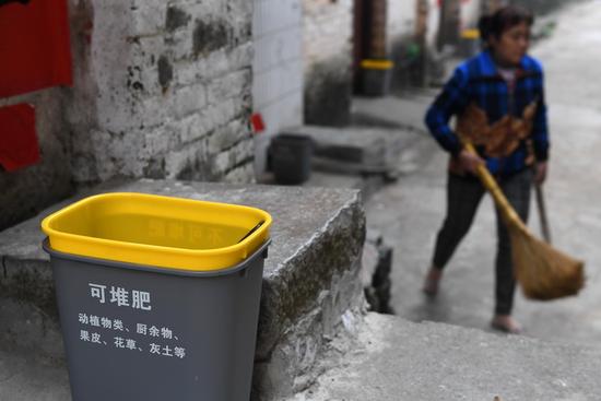 一位居民在廣西橫縣橫州鎮(zhèn)馬鞍待自家門前清掃街道(4月12日攝)。新華社記者 周華 攝